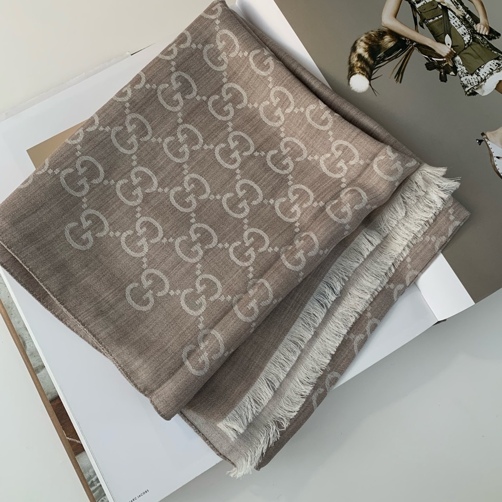 🔥🔥🔥 Gucci GG Wool/Silk Reversible Scarf Beige NEW AUTHENTIC 🔥🔥🔥 - Picture 2 of 11